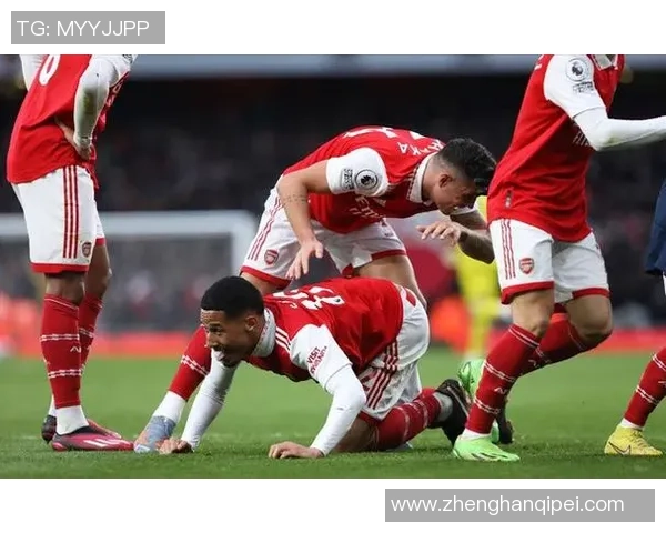 伯恩茅斯后卫塞内西与女足明星鲍尔斯甜蜜恋情曝光引发关注 伯恩茅斯后卫塞内西与女足明星鲍尔斯甜蜜恋情曝光引发关注